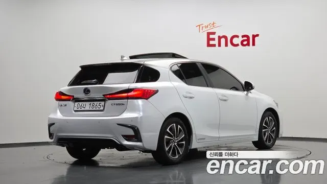LEXUS CT200H 2018 — 17 760 км, белый, Корея — под ключ — фото 2