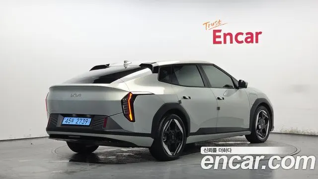 KIA EV4 2026 — 20 333 км, серебристо-серый, Корея — под ключ — фото 1