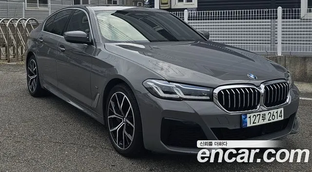 BMW 5 SERIES 2021 — 104 000 км, серебристо-серый, Корея — под ключ — фото 2