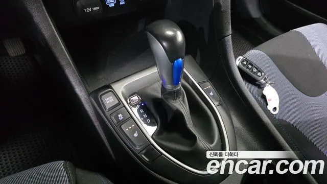 HYUNDAI VELOSTER 2018 — 95 942 км, серебристо-серый, Корея — под ключ — фото 9