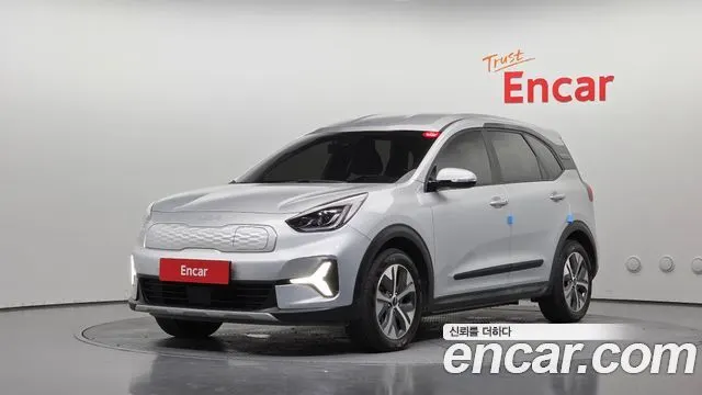 KIA NIRO PLUS 2023 — 67 627 км, серебристый, Корея — под ключ — фото 1