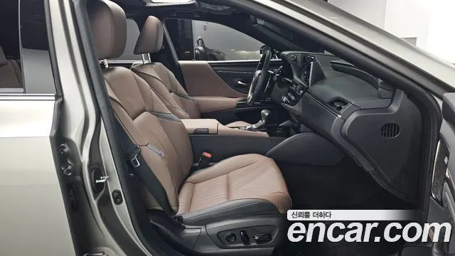 LEXUS ES300H 2024 — 23 342 км, серебристо-серый, Корея — под ключ — фото 11