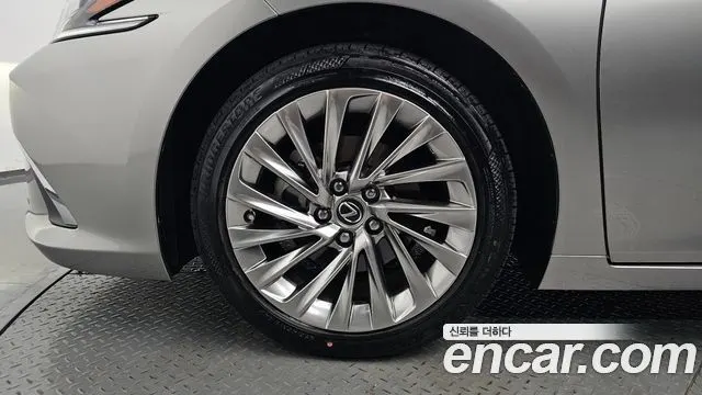 LEXUS ES300H 2024 — 23 342 км, серебристо-серый, Корея — под ключ — фото 5