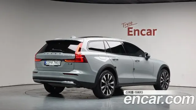 VOLVO V60 CROSS COUNTRY 2025 — 26 005 км, серебристо-серый, Корея — под ключ — фото 1