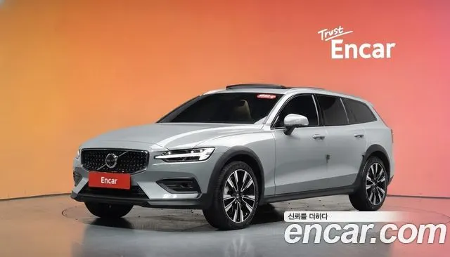 VOLVO V60 CROSS COUNTRY 2025 — 26 005 км, серебристо-серый, Корея — под ключ — фото 2