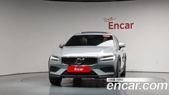 VOLVO V60 CROSS COUNTRY 2025 — 26 005 км, серебристо-серый, Корея — под ключ — фото 3
