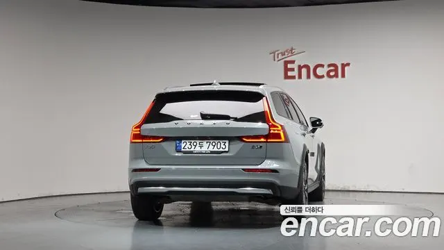 VOLVO V60 CROSS COUNTRY 2025 — 26 005 км, серебристо-серый, Корея — под ключ — фото 4