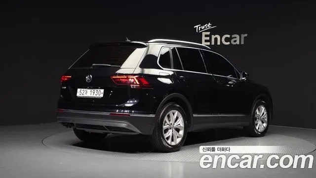 VOLKSWAGEN TIGUAN 2018 — 103 078 км, чёрный, Корея — под ключ — фото 2