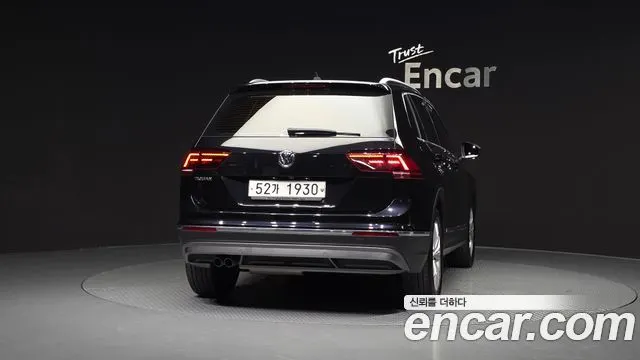 VOLKSWAGEN TIGUAN 2018 — 103 078 км, чёрный, Корея — под ключ — фото 4