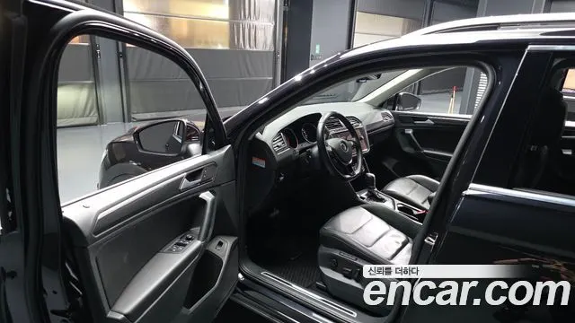 VOLKSWAGEN TIGUAN 2018 — 103 078 км, чёрный, Корея — под ключ — фото 10