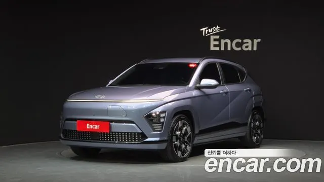 HYUNDAI KONA ELECTRIC 2023 — 24 755 км, светло-серебристый, Корея — под ключ — фото 1