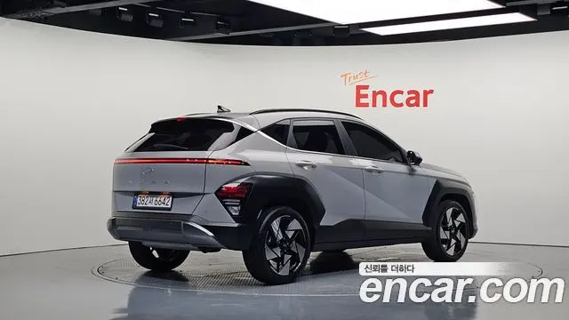 HYUNDAI KONA 2023 — 35 222 км, серебристо-серый, Корея — под ключ — фото 2