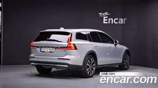VOLVO V60 CROSS COUNTRY 2023 — 39 223 км, серебристый, Корея — под ключ — фото 2
