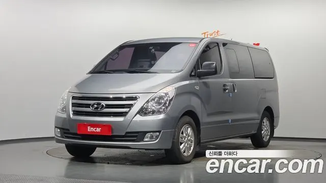HYUNDAI GRAND STAREX 2017 — 171 724 км, серебристый, Корея — под ключ — фото 1