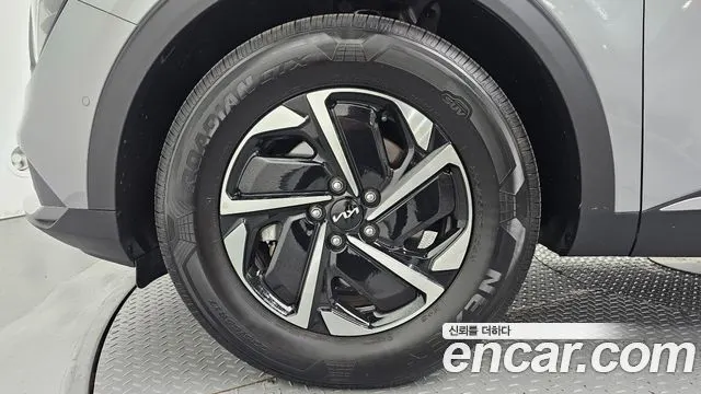 KIA SPORTAGE HYBRID 2023 — 28 180 км, серебристо-серый, Корея — под ключ — фото 5