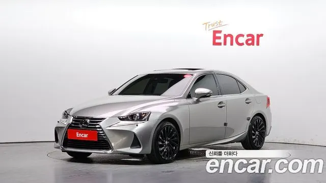 LEXUS IS300 2019 — 36 556 км, серебристо-серый, Корея — под ключ — фото 1