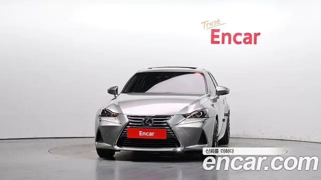 LEXUS IS300 2019 — 36 556 км, серебристо-серый, Корея — под ключ — фото 3