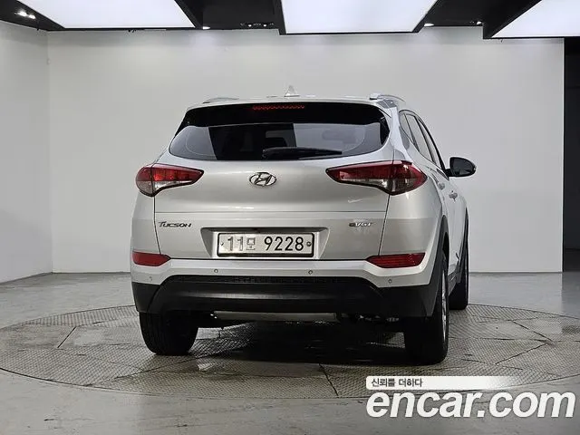 HYUNDAI TUCSON 2016 — 126 125 км, серебристый, Корея — под ключ — фото 3