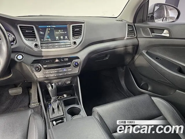 HYUNDAI TUCSON 2016 — 126 125 км, серебристый, Корея — под ключ — фото 10