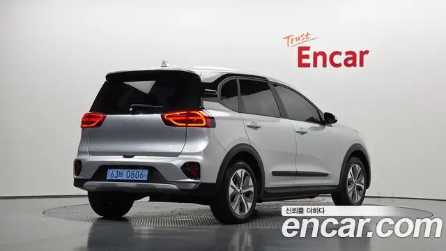 KIA NIRO PLUS 2023 — 99 664 км, серебристый, Корея — под ключ — фото 1