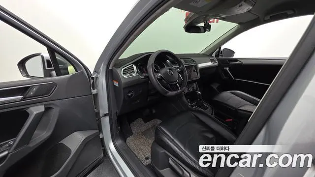VOLKSWAGEN TIGUAN 2018 — 133 183 км, серебристый, Корея — под ключ — фото 10
