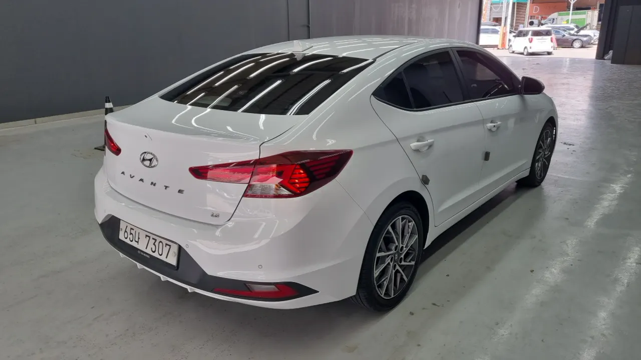 HYUNDAI AVANTE 2019 — 100 500 км, белый, Корея — под ключ — фото 2