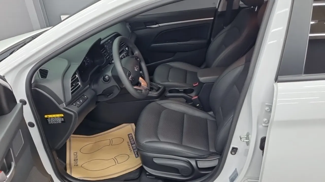 HYUNDAI AVANTE 2019 — 100 500 км, белый, Корея — под ключ — фото 10