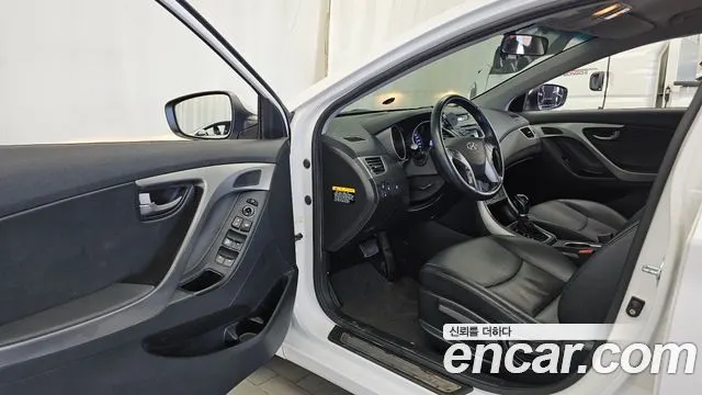 HYUNDAI AVANTE 2016 — 101 829 км, белый, Корея — под ключ — фото 10