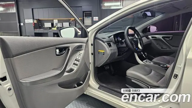 HYUNDAI AVANTE 2011 — 60 377 км, белый-перламутр, Корея — под ключ — фото 10