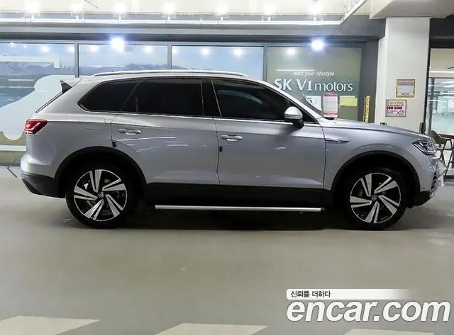 VOLKSWAGEN TOUAREG 2021 — 60 872 км, серебристо-серый, Корея — под ключ — фото 3