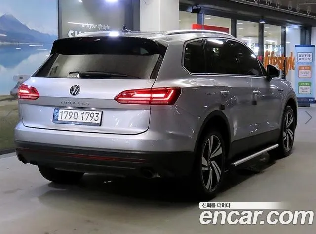 VOLKSWAGEN TOUAREG 2021 — 60 872 км, серебристо-серый, Корея — под ключ — фото 4