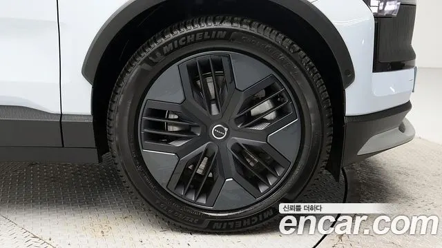 VOLVO EX30 CROSS 2026 — 4 620 км, светло-серебристый, Корея — под ключ — фото 8