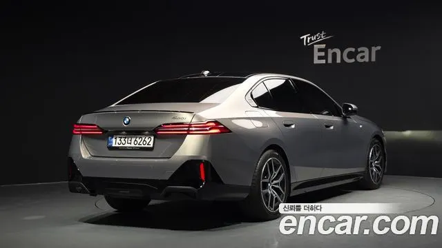 BMW 5 SERIES 2025 — 10 565 км, светло-золотистый, Корея — под ключ — фото 1