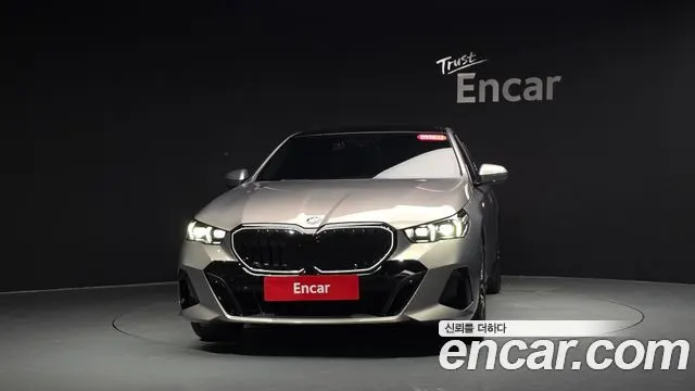 BMW 5 SERIES 2025 — 10 565 км, светло-золотистый, Корея — под ключ — фото 3