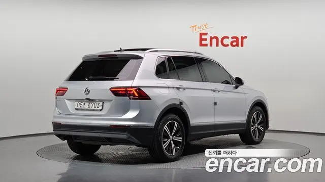 VOLKSWAGEN TIGUAN 2018 — 99 725 км, серебристо-серый, Корея — под ключ — фото 2
