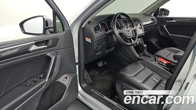 VOLKSWAGEN TIGUAN 2018 — 99 725 км, серебристо-серый, Корея — под ключ — фото 11