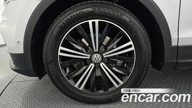 VOLKSWAGEN TIGUAN 2018 — 99 725 км, серебристо-серый, Корея — под ключ — фото 5