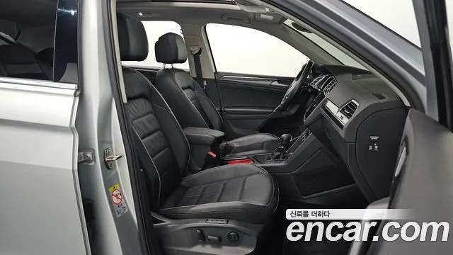 VOLKSWAGEN TIGUAN 2018 — 99 725 км, серебристо-серый, Корея — под ключ — фото 10