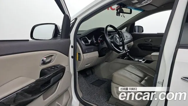 KIA CARNIVAL 2017 — 151 075 км, белый, Корея — под ключ — фото 10