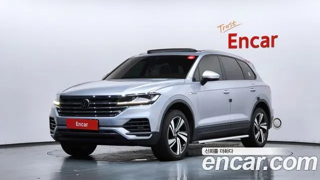 VOLKSWAGEN TOUAREG 2021 — 60 873 км, серебристый, Корея — под ключ — фото 1