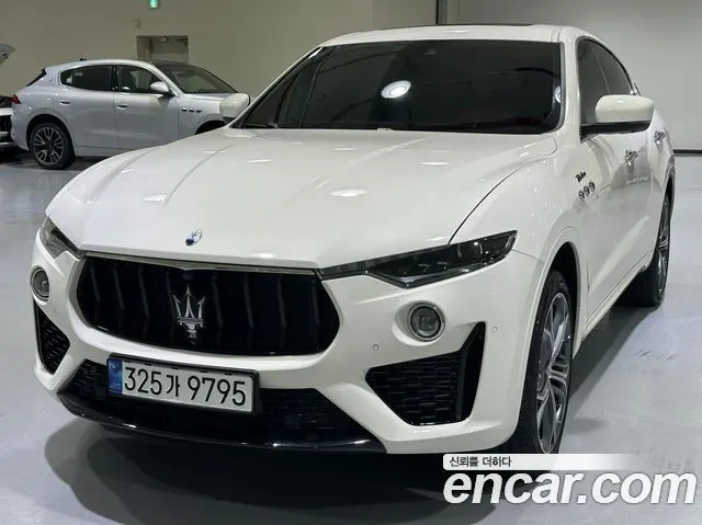 MASERATI LEVANTE 2023 — 11 300 км, белый, Корея — под ключ — фото 1
