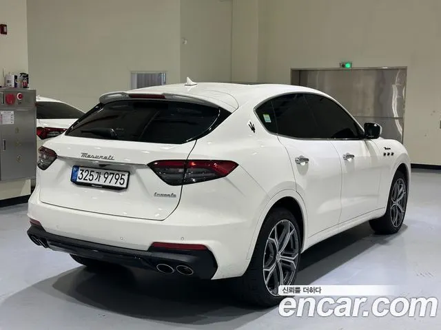 MASERATI LEVANTE 2023 — 11 300 км, белый, Корея — под ключ — фото 2