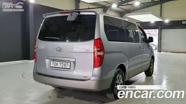 HYUNDAI GRAND STAREX 2017 — 192 572 км, серебристый, Корея — под ключ — фото 2