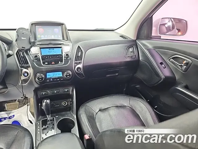 HYUNDAI TUCSON 2013 — 154 000 км, белый, Корея — под ключ — фото 10