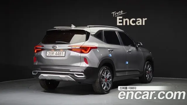 KIA SELTOS 2020 — 76 240 км, серебристо-серый, Корея — под ключ — фото 2