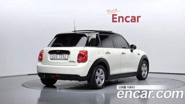 MINI COOPER D 2017 — 103 461 км, белый-перламутр, Корея — под ключ — фото 1