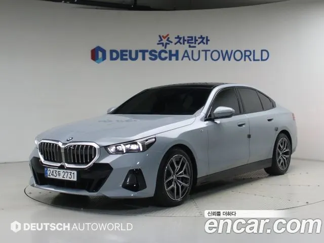 BMW 5 SERIES 2025 — 8 797 км, светло-серебристый, Корея — под ключ — фото 1