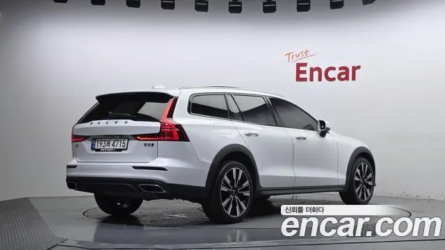 VOLVO V60 CROSS COUNTRY 2022 — 40 265 км, белый, Корея — под ключ — фото 2