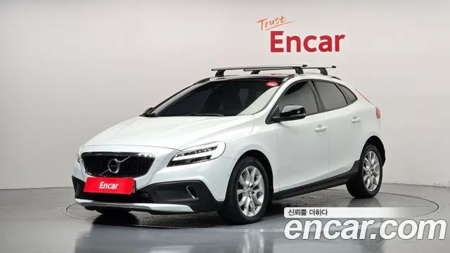VOLVO V40 CROSS COUNTRY 2018 — 76 009 км, белый, Корея — под ключ — фото 1