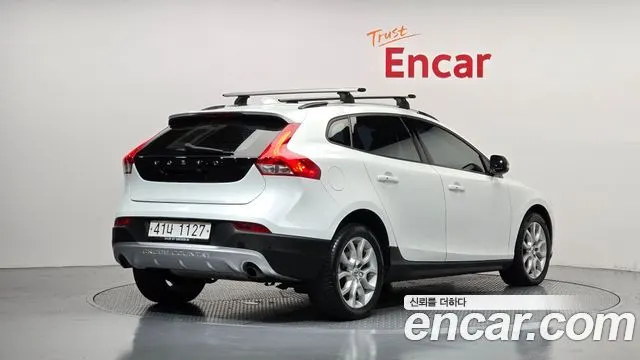 VOLVO V40 CROSS COUNTRY 2018 — 76 009 км, белый, Корея — под ключ — фото 2